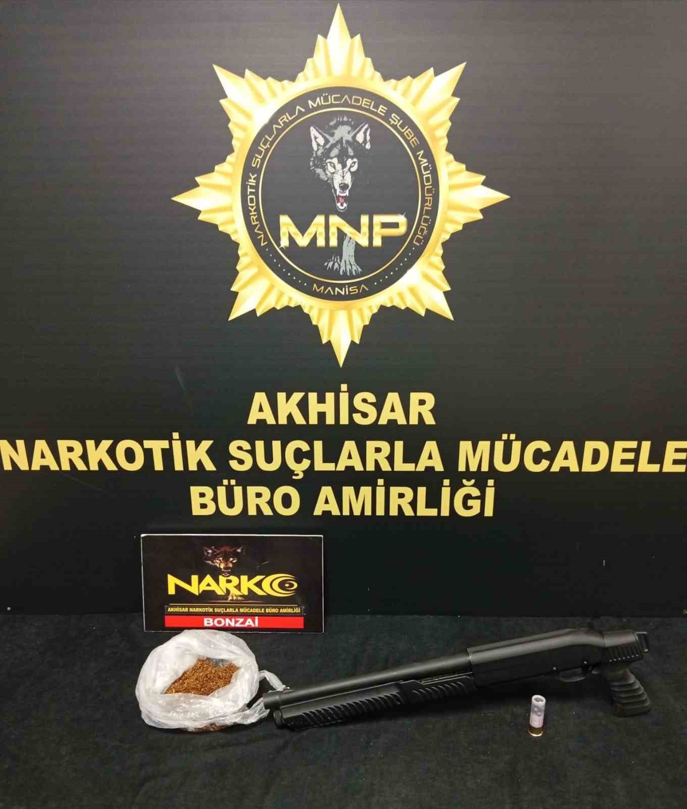 Manisa’da aranan 6 şahıs yakalandı, binlerce hap ele geçirildi
