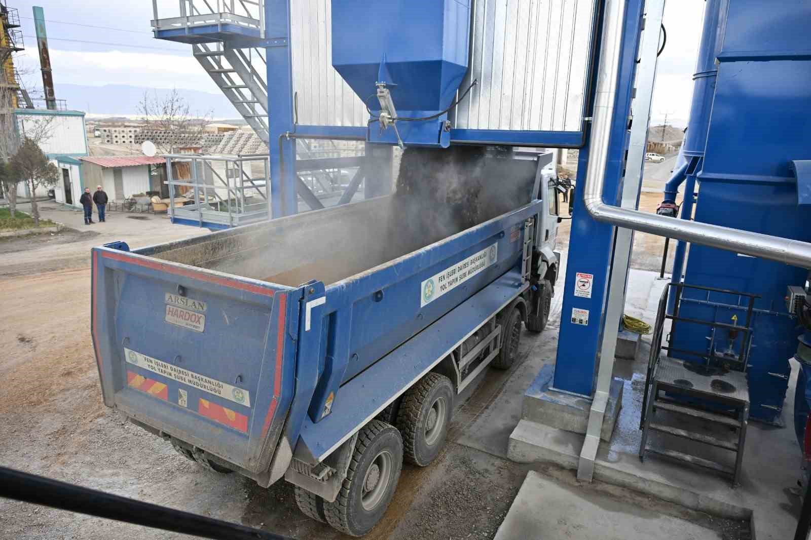 Manisa’da asfalt seferberliği: Hedef 120 bin ton
Manisa’da asfalt seferberliği: Hedef 120 bin ton