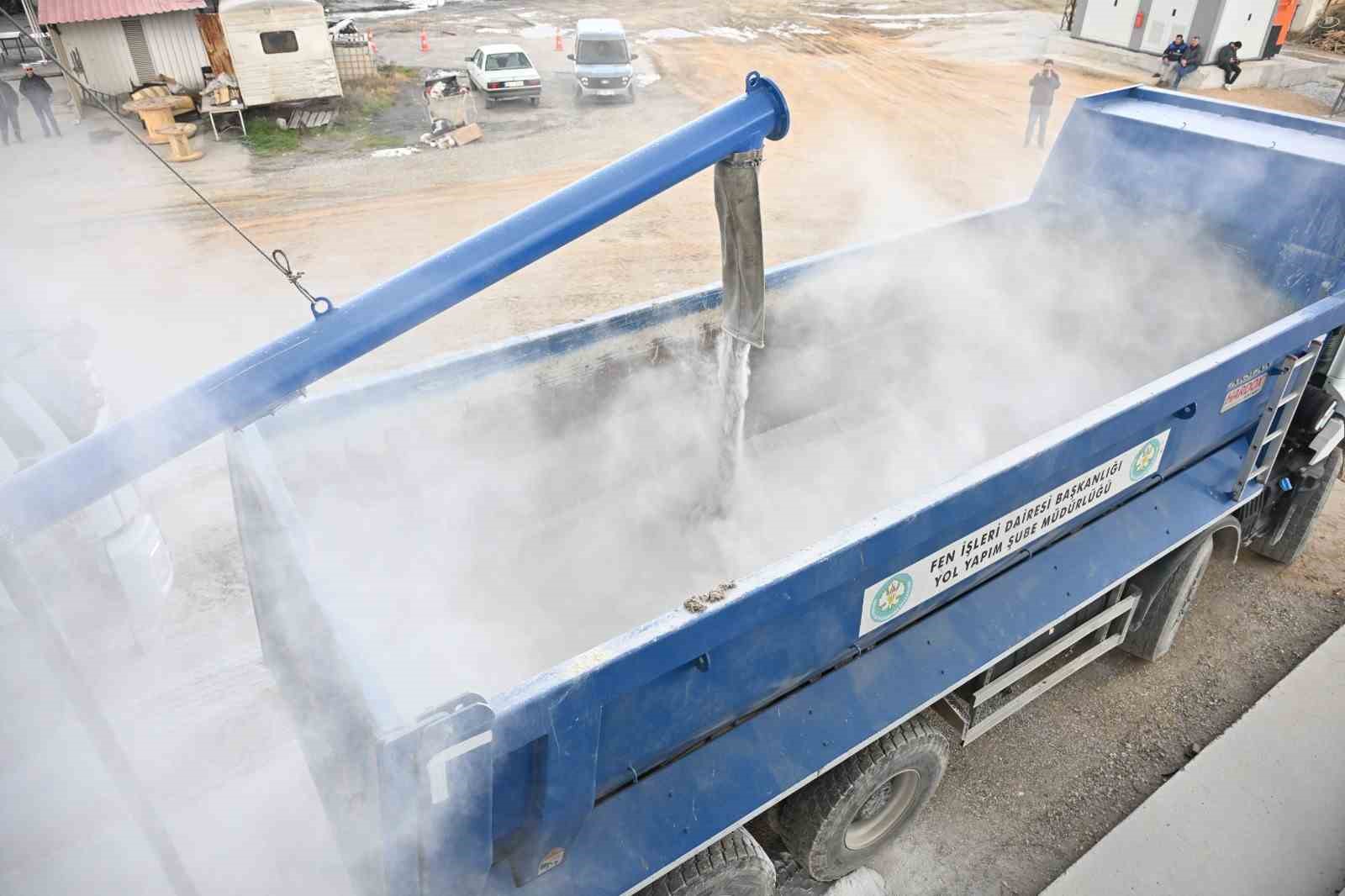 Manisa’da asfalt seferberliği: Hedef 120 bin ton
Manisa’da asfalt seferberliği: Hedef 120 bin ton