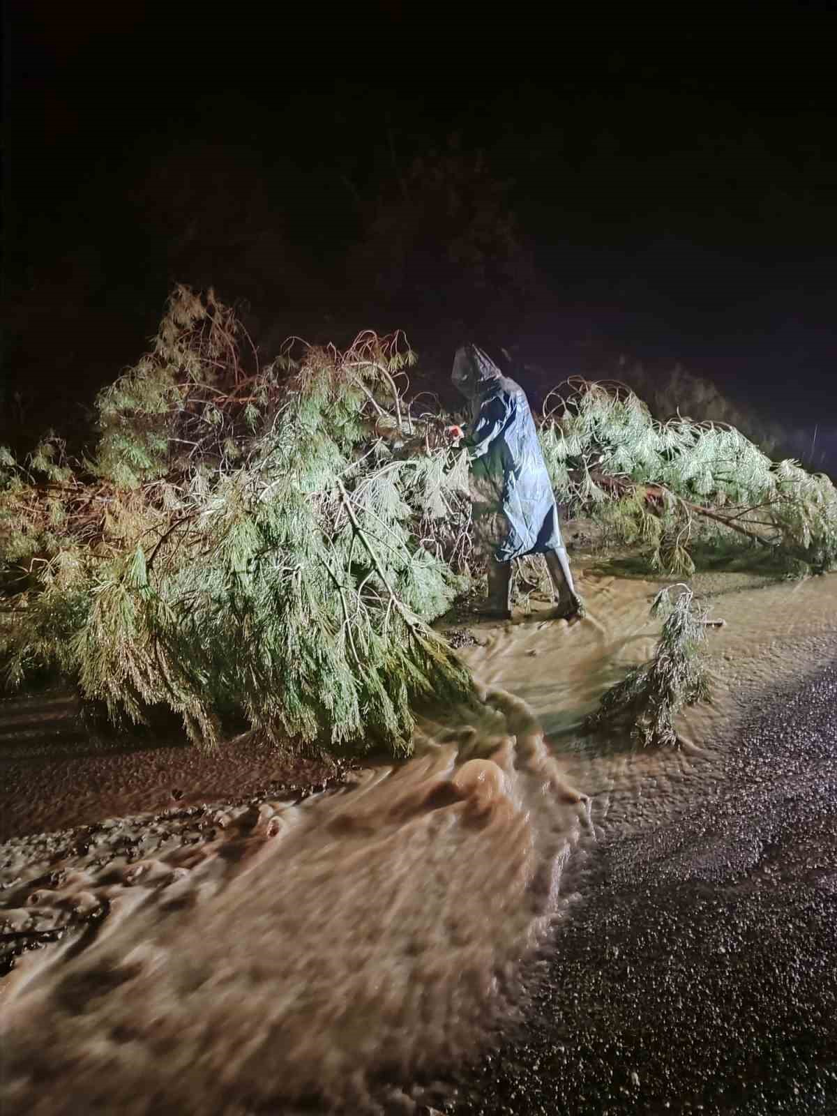 Manisa’da aşırı yağışlar sebebiyle vatandaşlara kritik uyarılar
Manisa’da aşırı yağışlar sebebiyle vatandaşlara kritik uyarılar