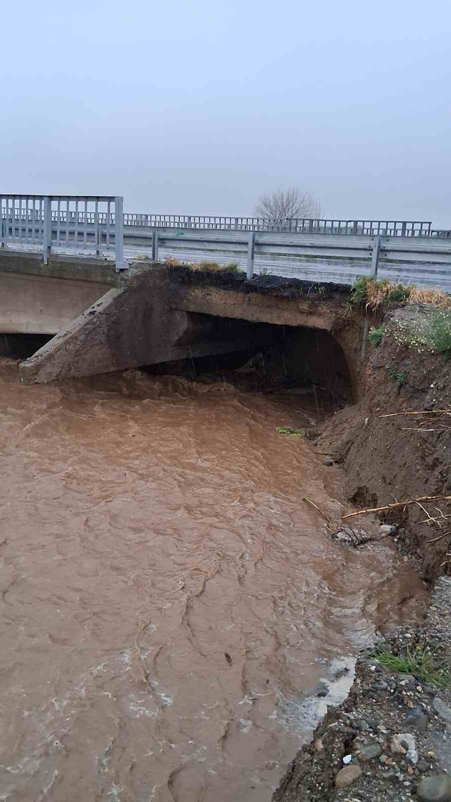 Manisa’da aşırı yağışlar sebebiyle vatandaşlara kritik uyarılar
Manisa’da aşırı yağışlar sebebiyle vatandaşlara kritik uyarılar