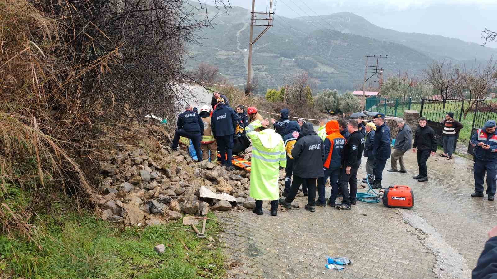 Manisa’da aşırı yağmurlardan istinat duvarı çöktü: 1 ölü
