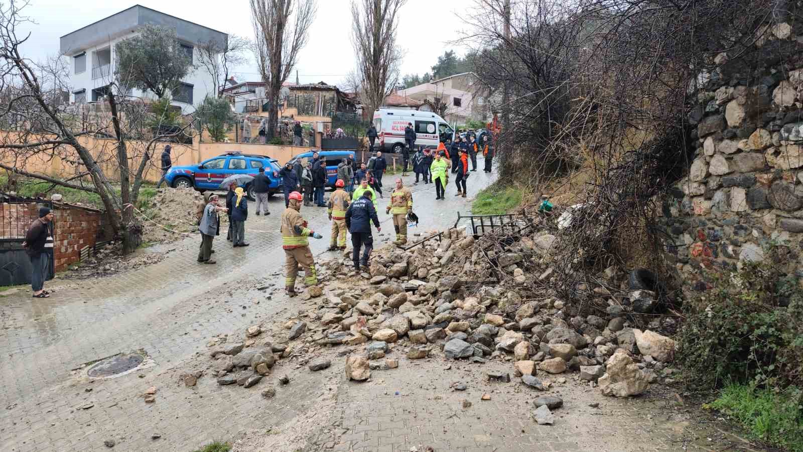 Manisa’da aşırı yağmurlardan istinat duvarı çöktü: 1 ölü
