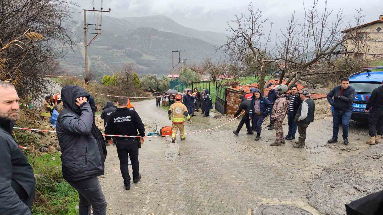Manisa’da aşırı yağmurlardan istinat duvarı çöktü: 1 ölü
