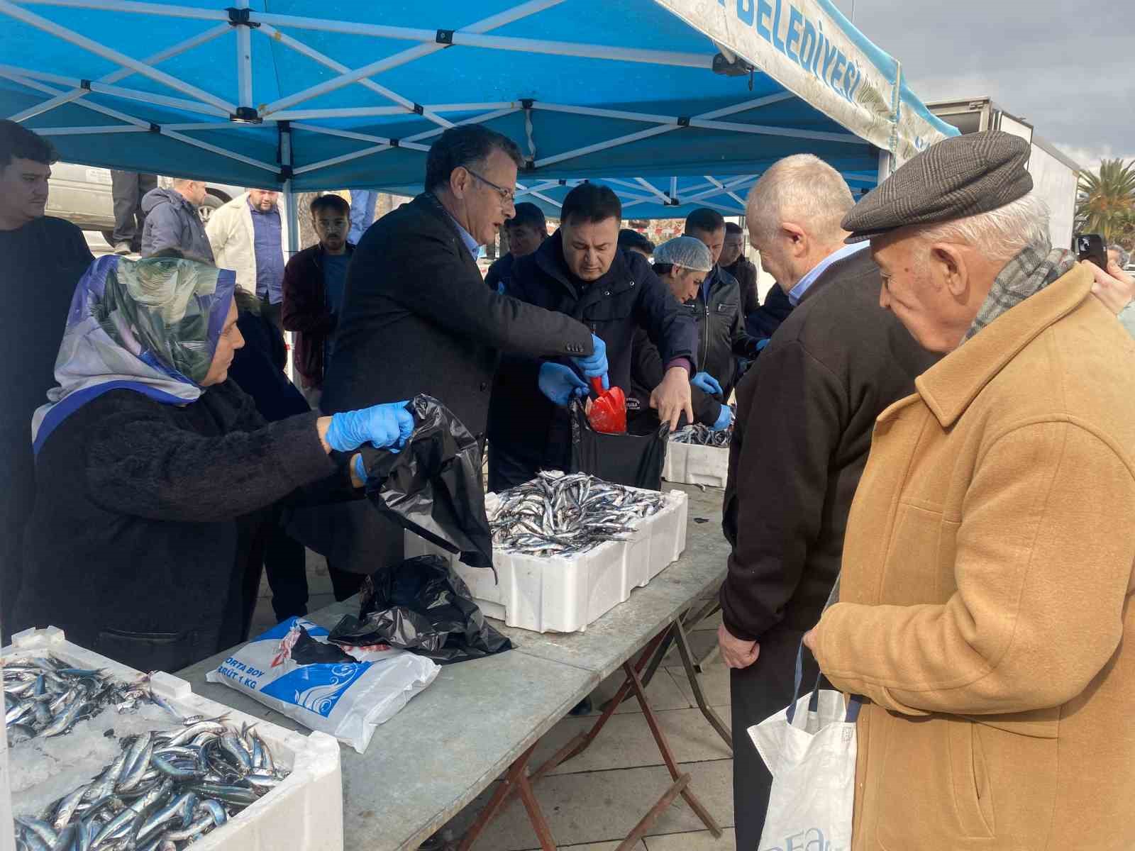 Manisa’da belediyenin ikramı 8 ton hamsi 1 saatte tükendi
