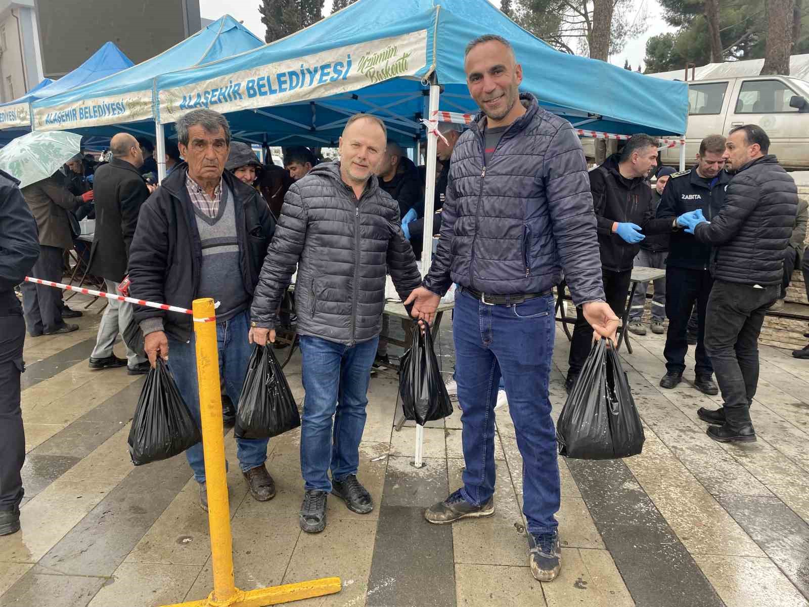 Manisa’da belediyenin ikramı 8 ton hamsi 1 saatte tükendi
