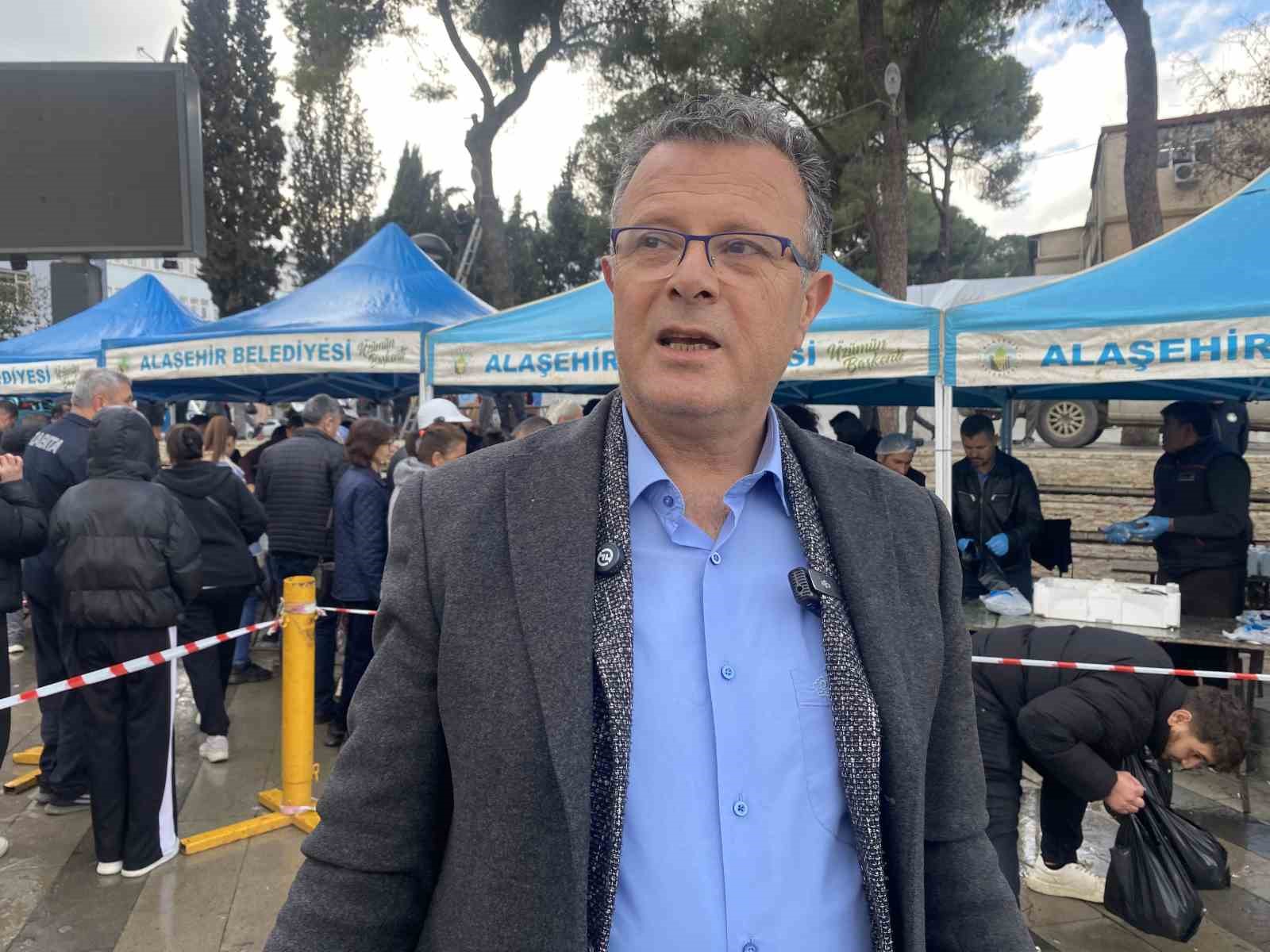 Manisa’da belediyenin ikramı 8 ton hamsi 1 saatte tükendi
