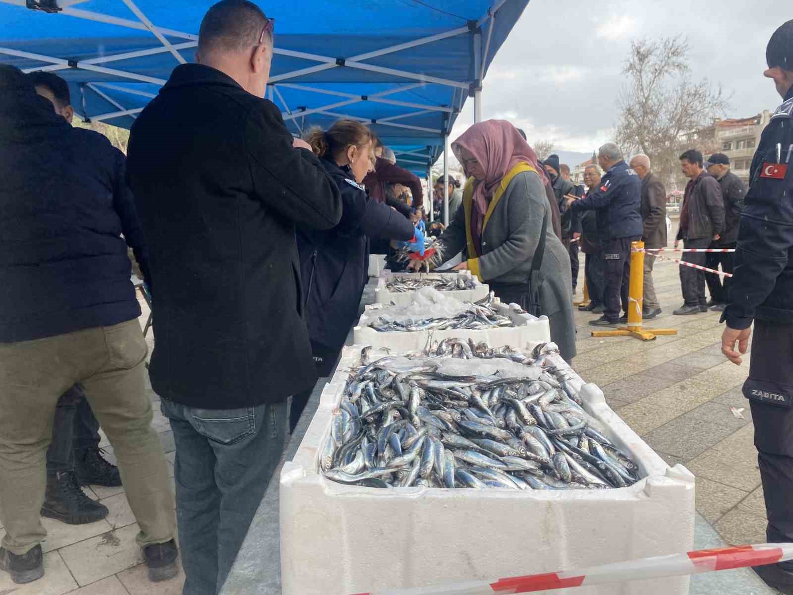 Manisa’da belediyenin ikramı 8 ton hamsi 1 saatte tükendi
