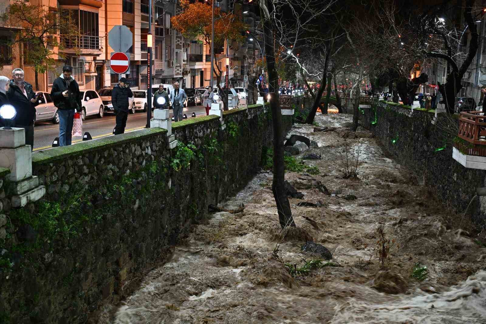 Manisa’da büyükşehir ve MASKİ’den sağanak yağışa etkin müdahale
