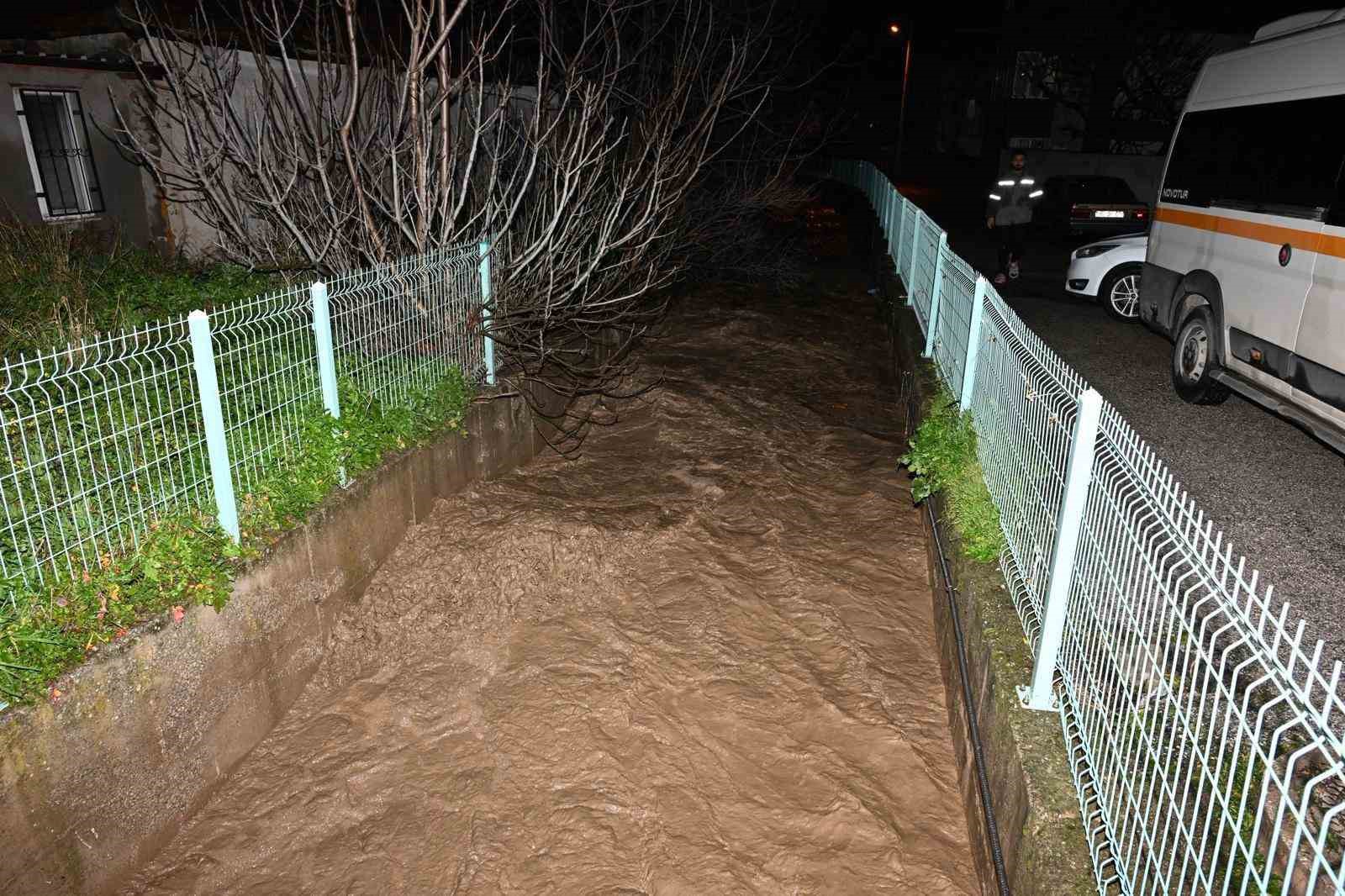 Manisa’da büyükşehir ve MASKİ’den sağanak yağışa etkin müdahale
