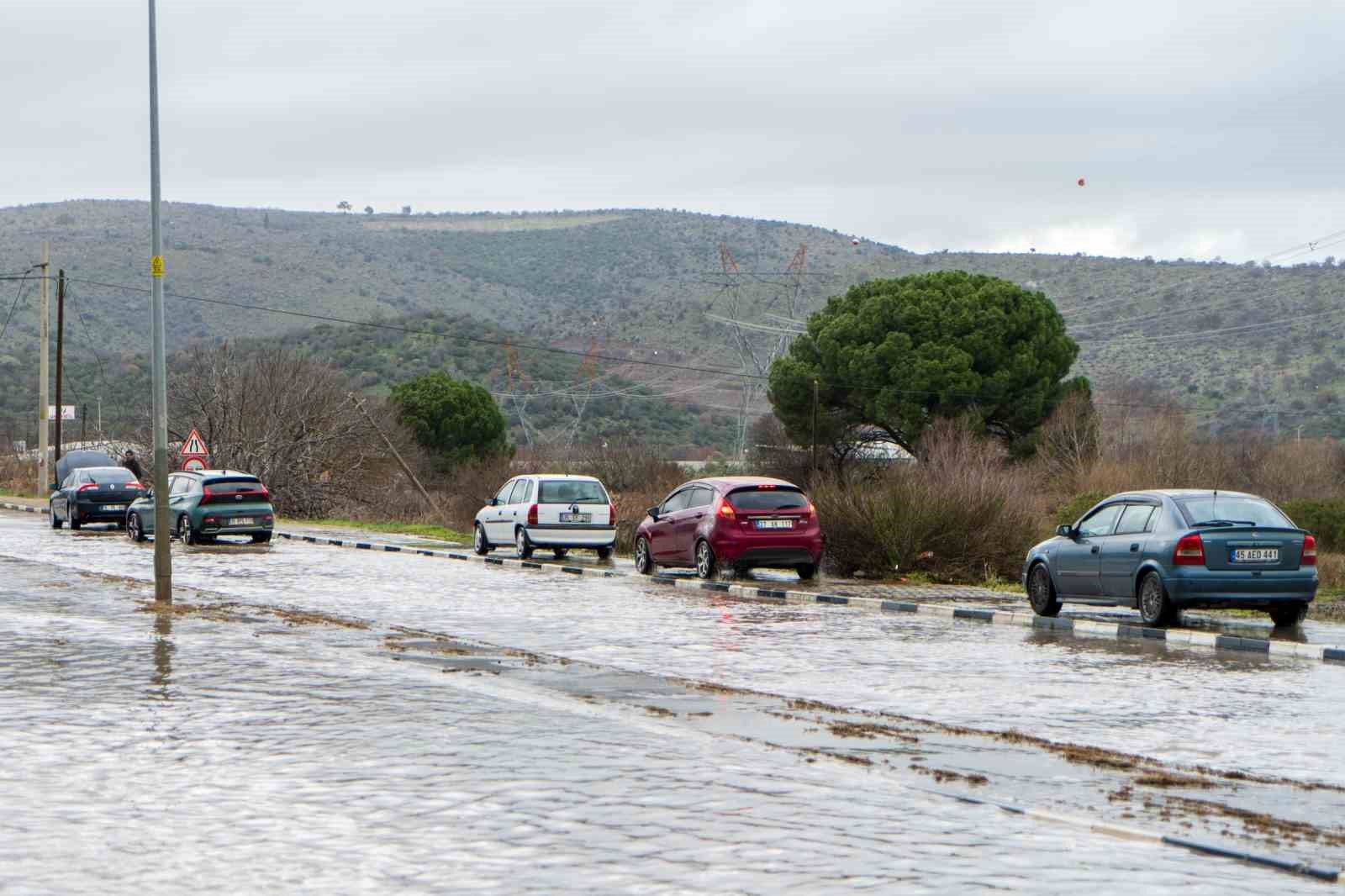 Manisa’da cadde ve sokaklar göle döndü, birçok noktayı su bastı
