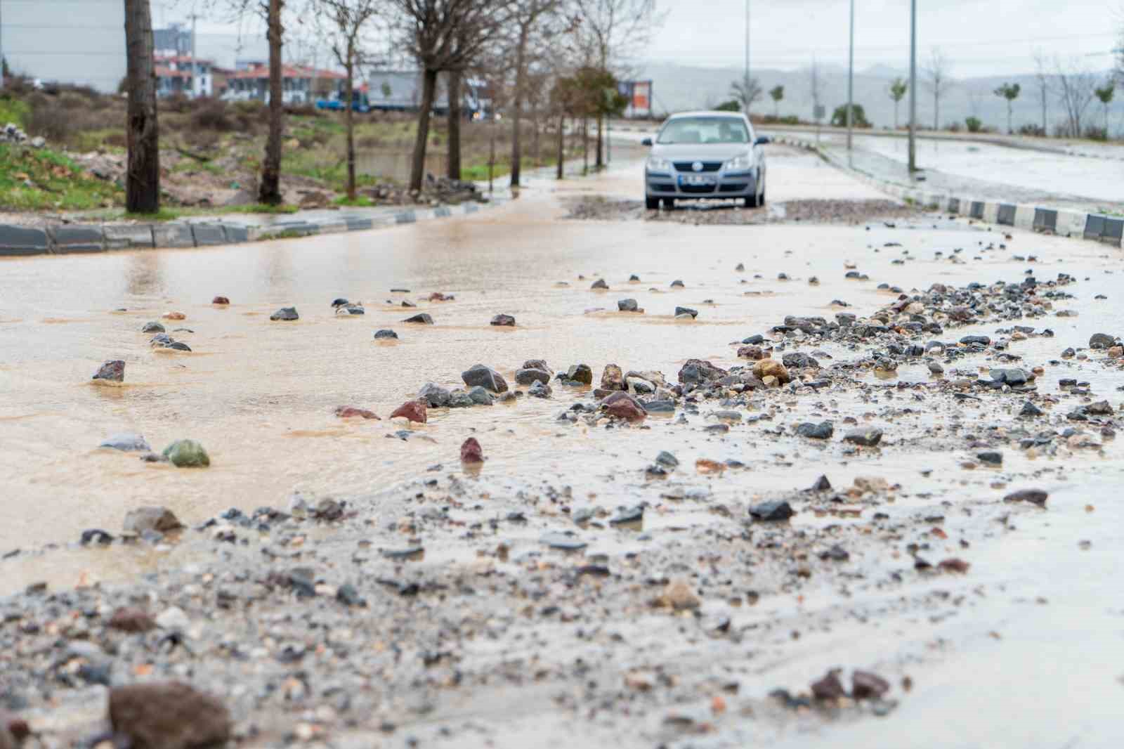 Manisa’da cadde ve sokaklar göle döndü, birçok noktayı su bastı
