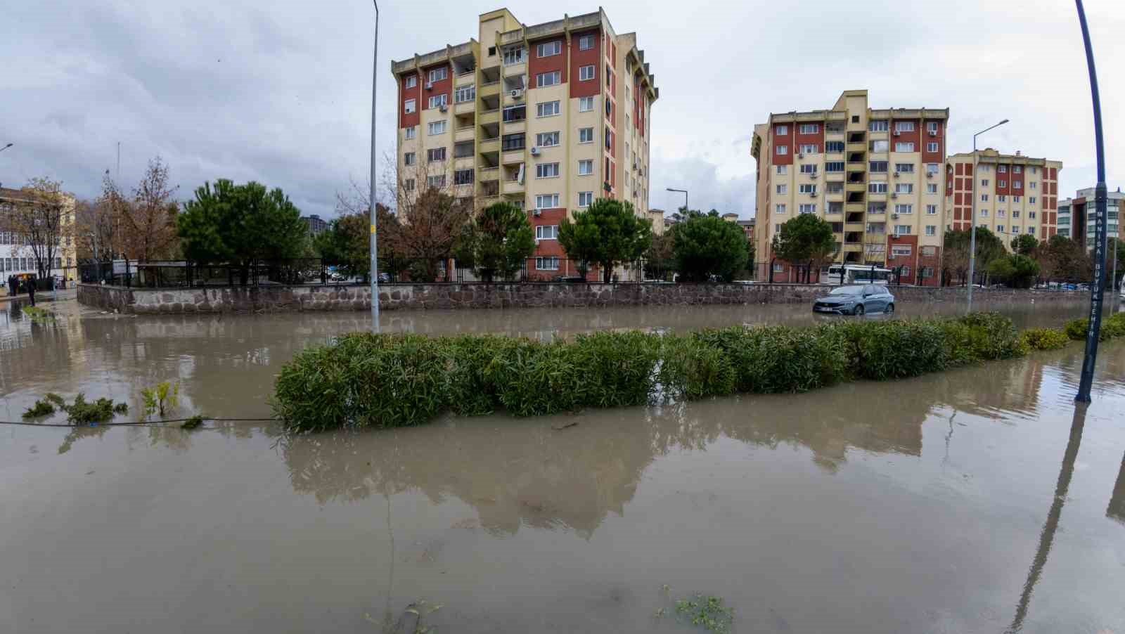 Manisa’da cadde ve sokaklar göle döndü, birçok noktayı su bastı
