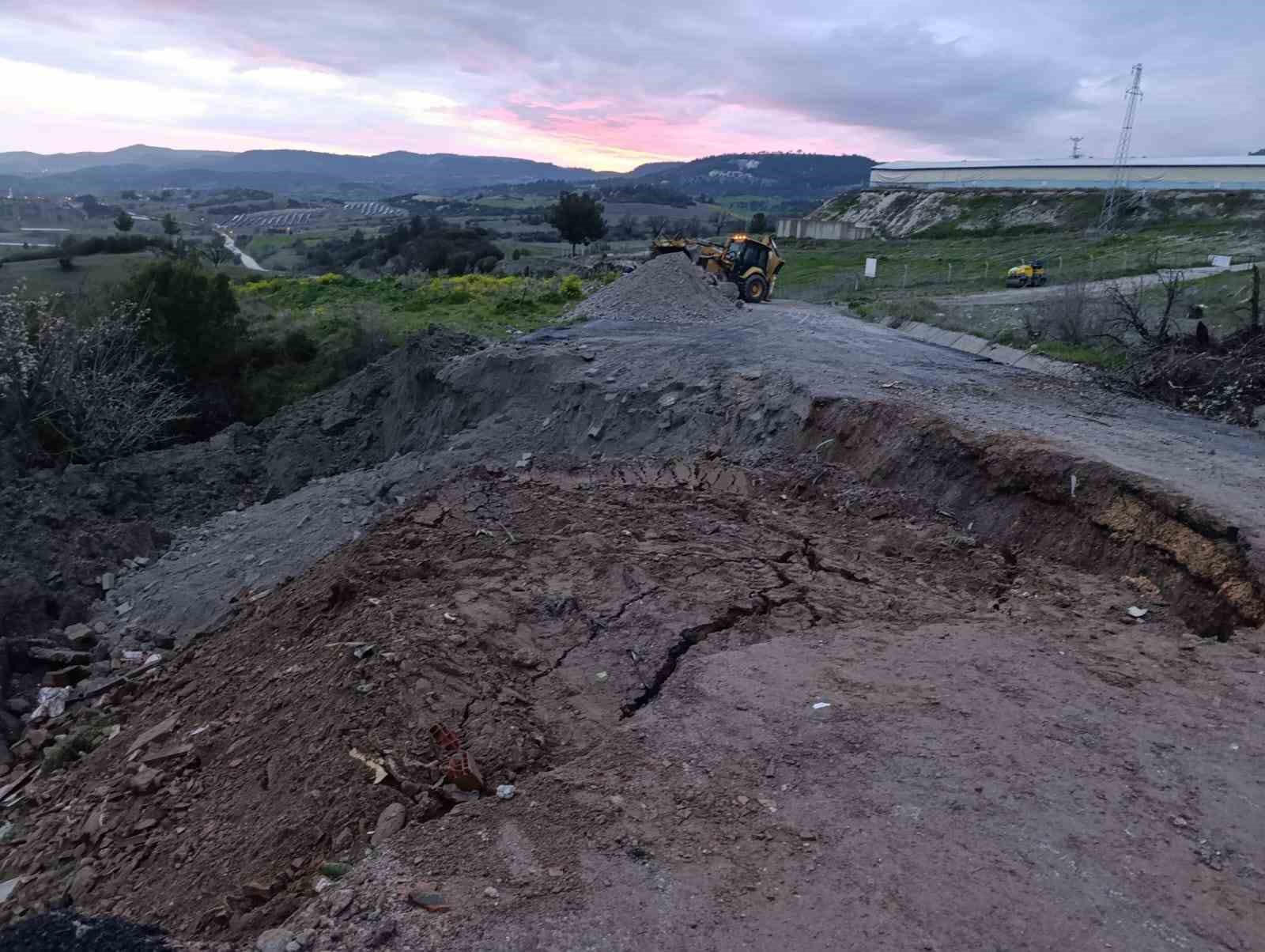 Manisa’da çöken Kula-Selendi karayolu ulaşıma kapatıldı

