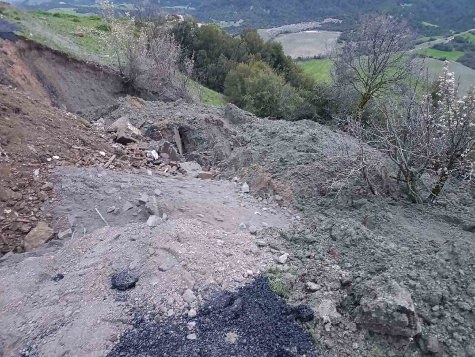 Manisa’da çöken Kula-Selendi karayolu ulaşıma kapatıldı
