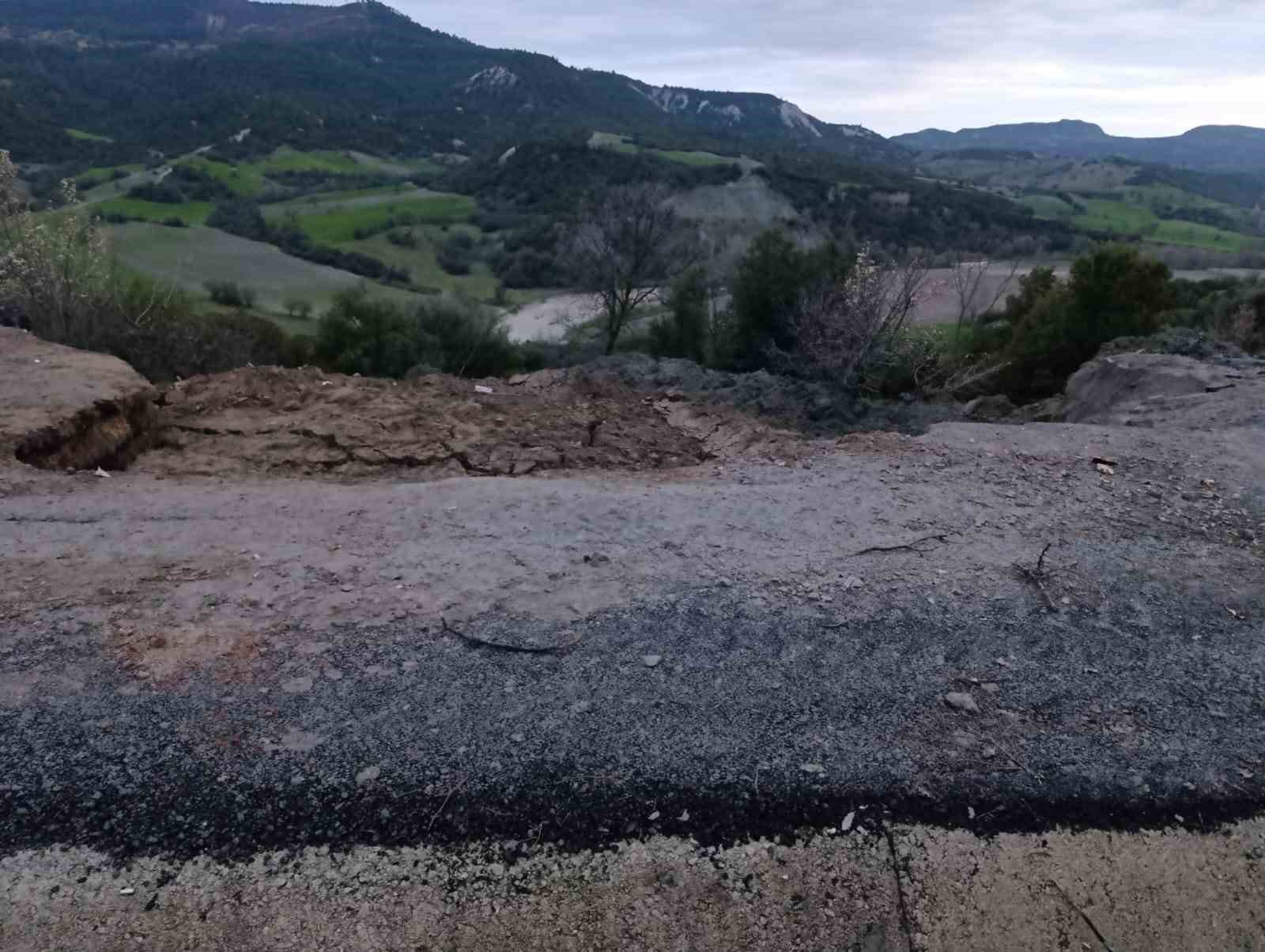 Manisa’da çöken Kula-Selendi karayolu ulaşıma kapatıldı
