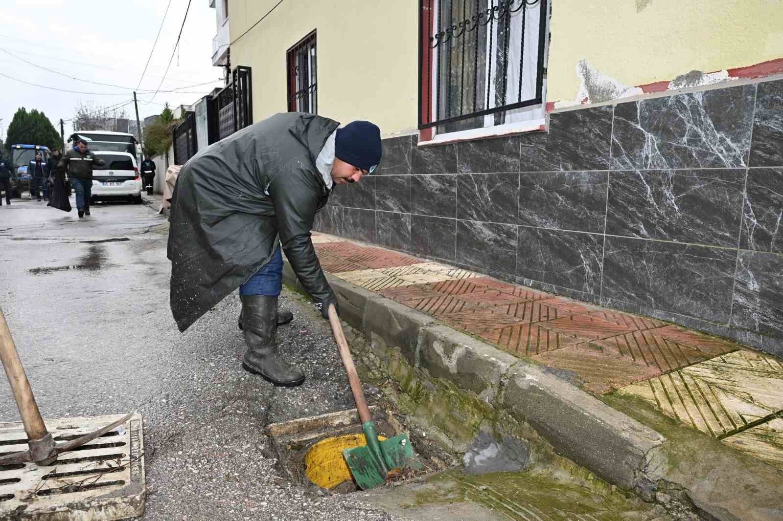 Manisa’da ekipler yağışa karşı sahada
