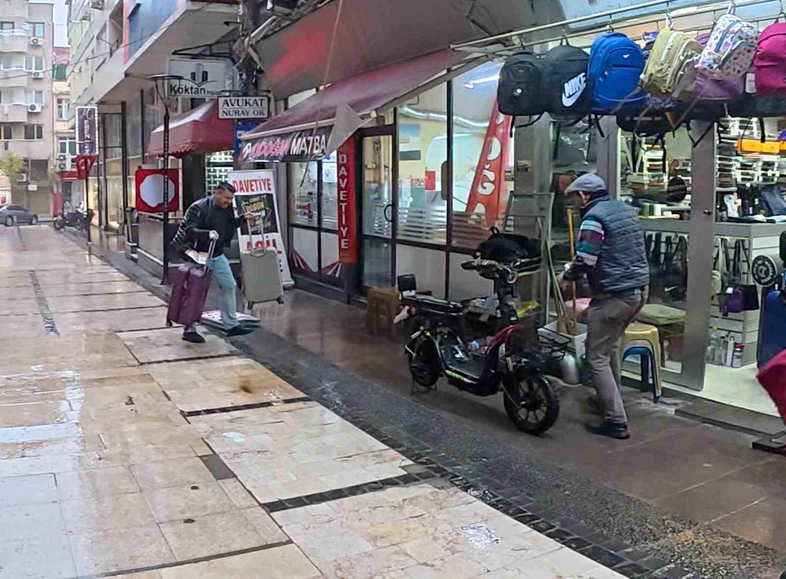 Manisa’da esnafın fırtına ve yağmurla imtihanı
