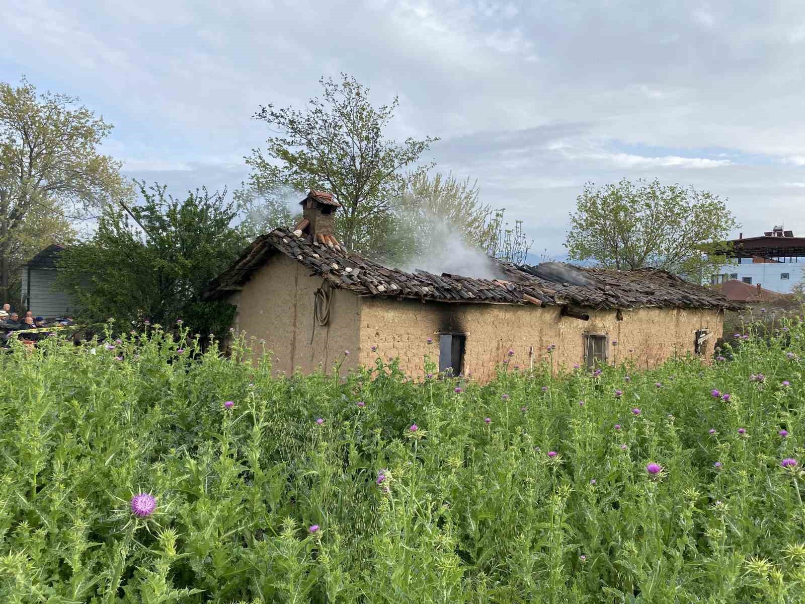Manisa’da ev yangını: 1 kişi hayatını kaybetti
