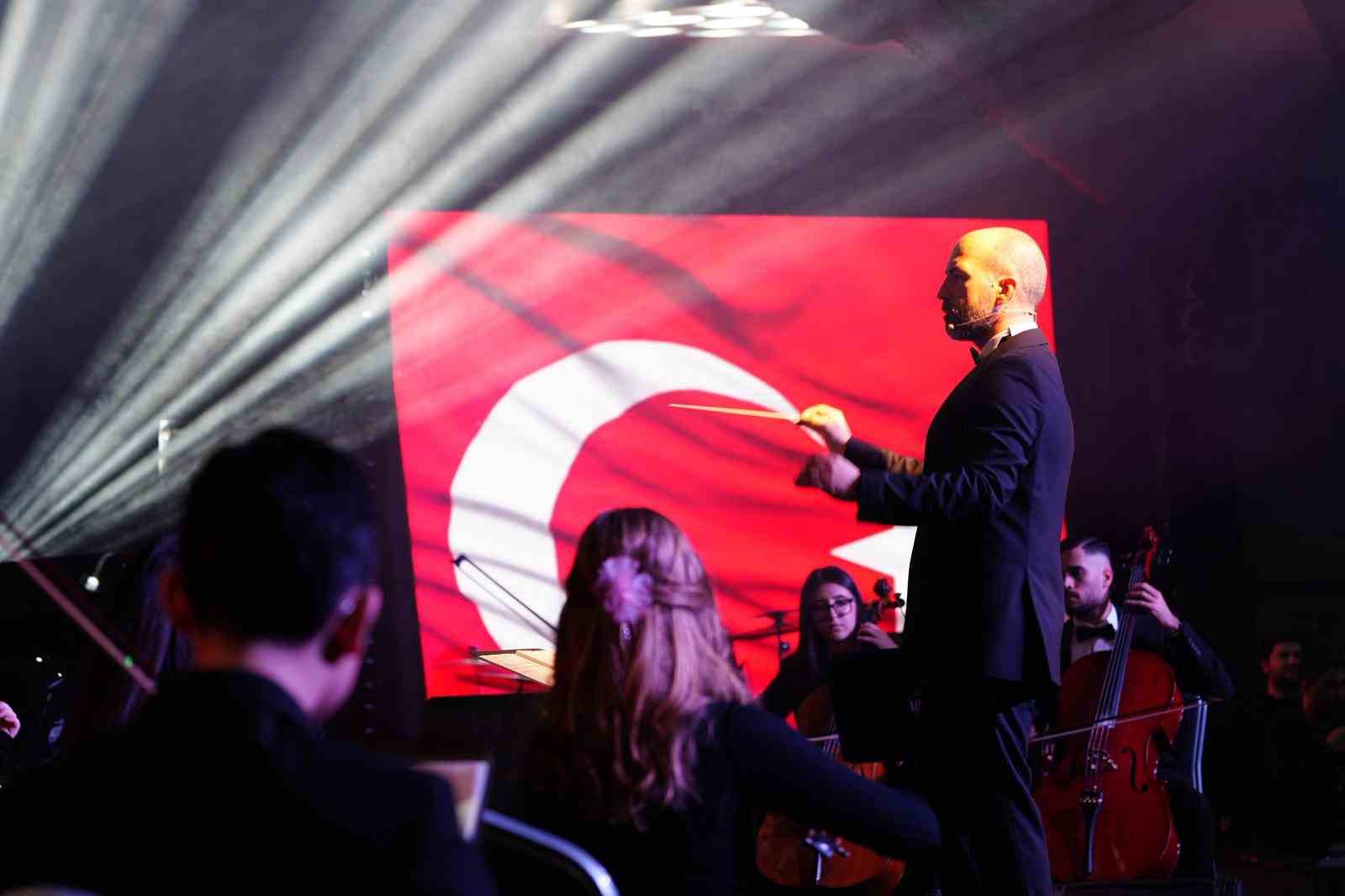 Manisa’da Gençlik Senfoni Orkestrası ilk konserinde büyüledi
