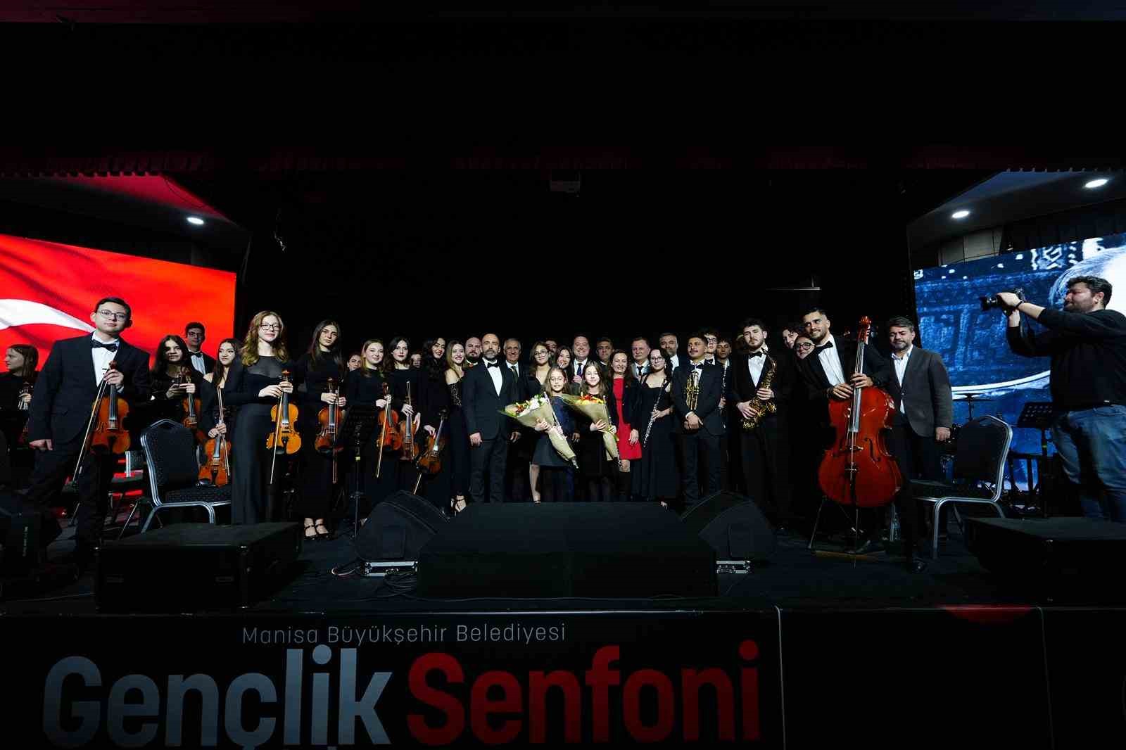 Manisa’da Gençlik Senfoni Orkestrası ilk konserinde büyüledi
