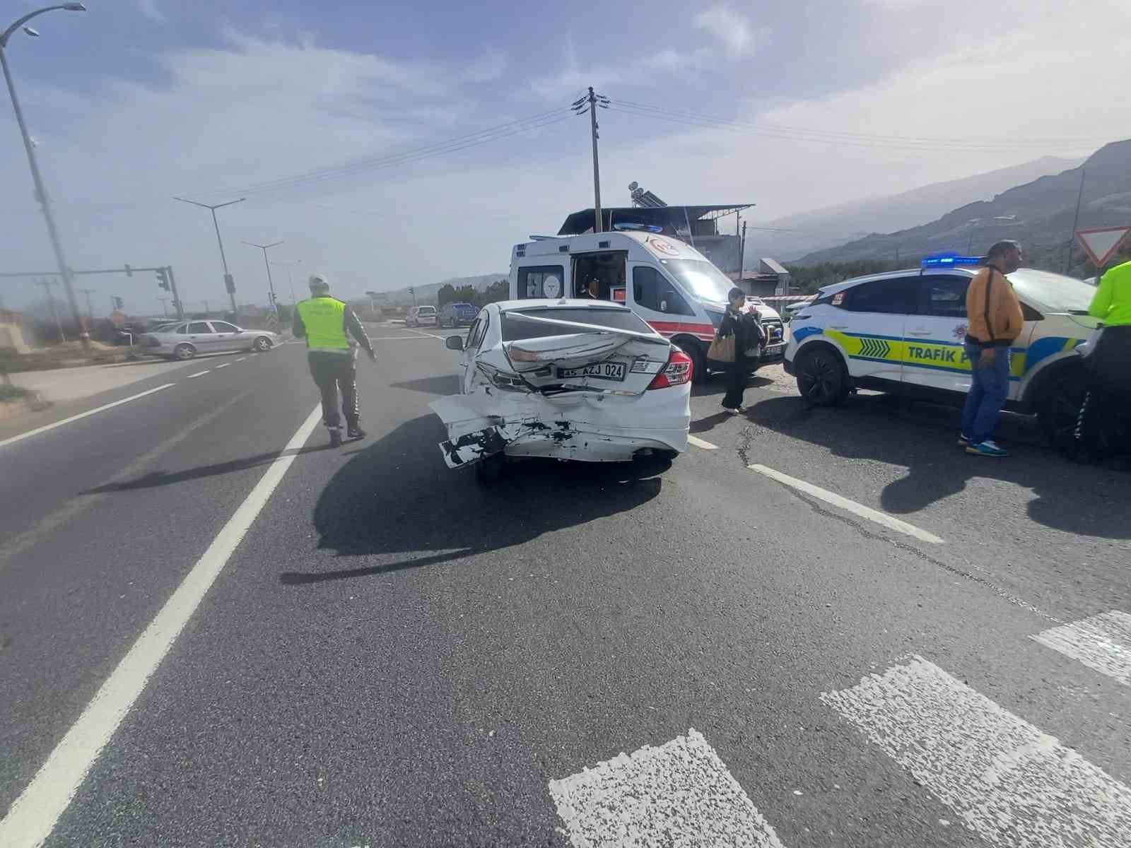 Manisa’da iki otomobil çarpıştı: 2’si çocuk 5 yaralı
