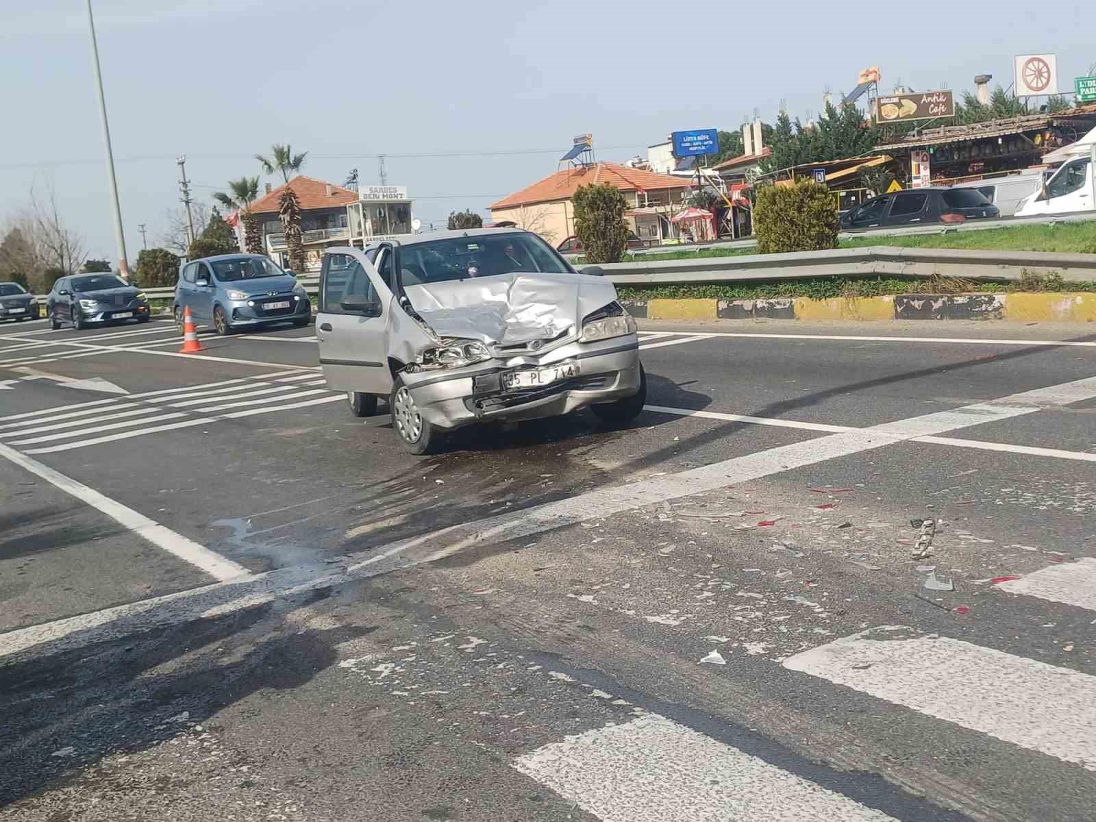 Manisa’da iki otomobil çarpıştı: 2’si çocuk 5 yaralı
