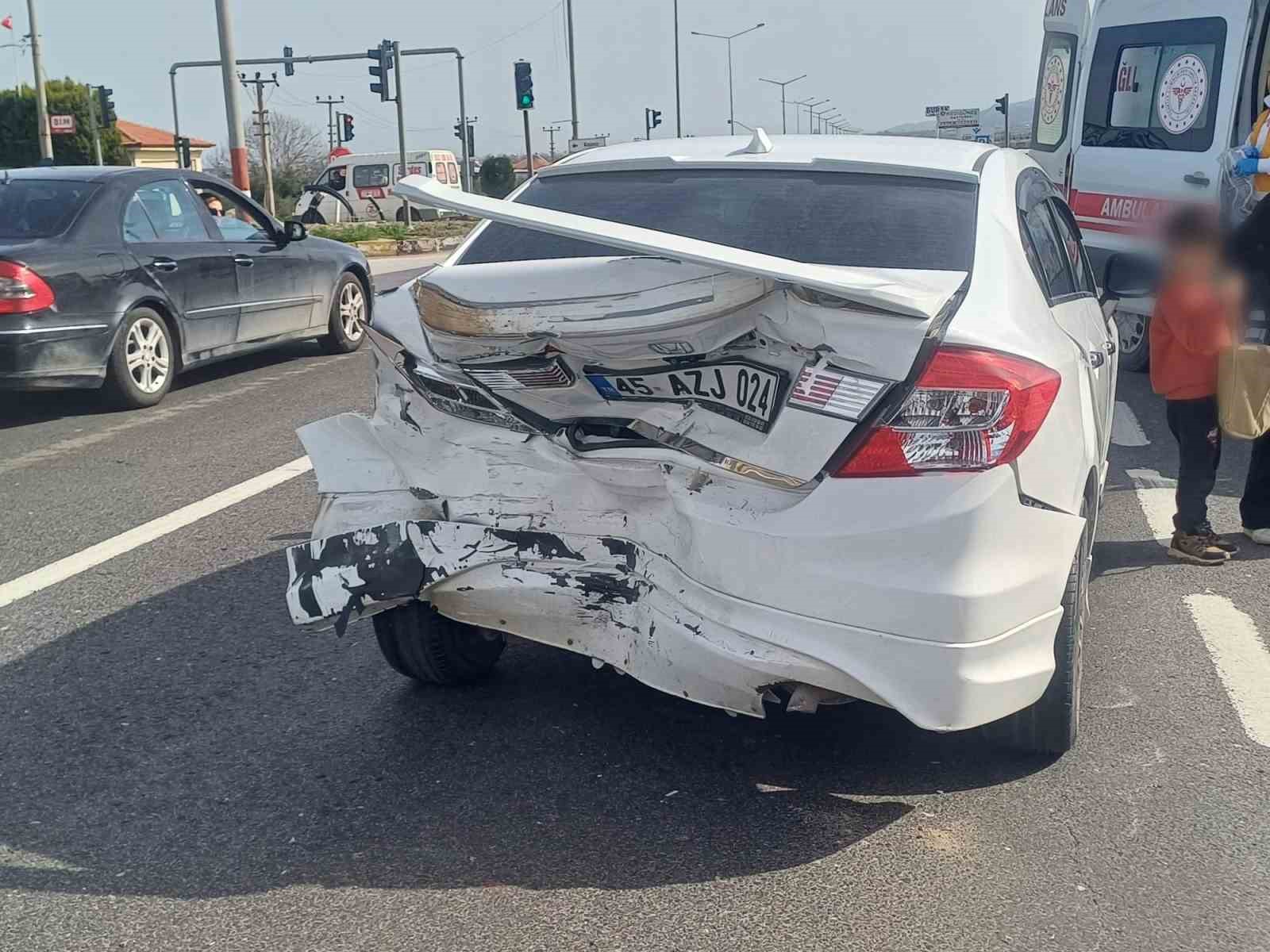 Manisa’da iki otomobil çarpıştı: 2’si çocuk 5 yaralı
