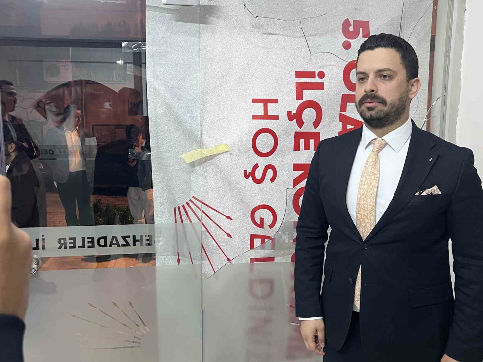 Manisa’da iş vaadi öfkesiyle CHP binasının camlarını kırdı
