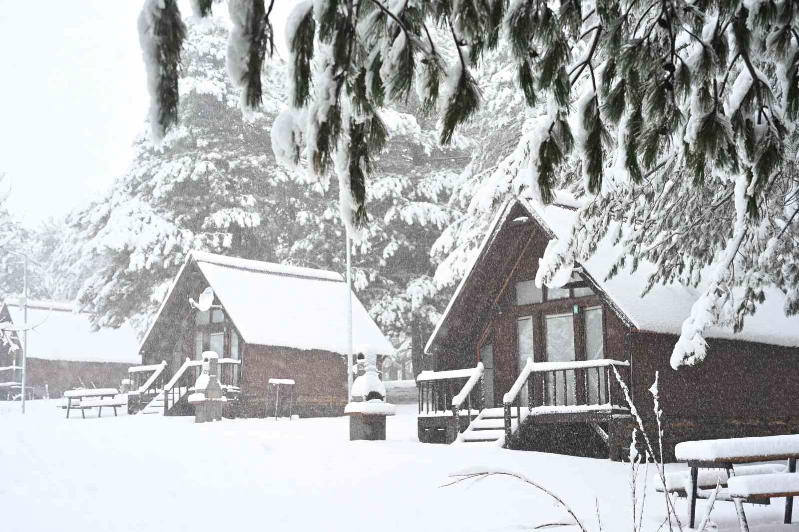 Manisa’da kar coşkusu: Yaylalar ziyaretçilerle doldu
