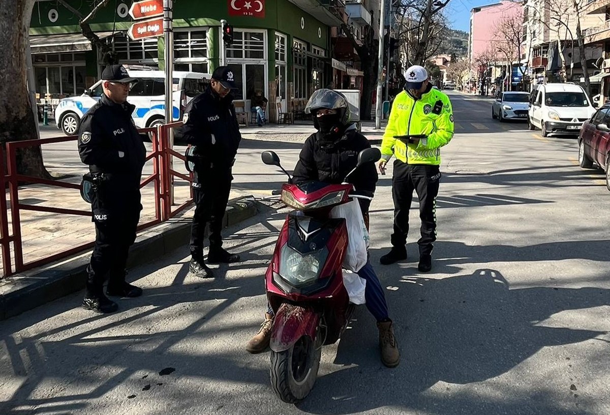 Manisa’da kasksız sürücülere geçit yok
