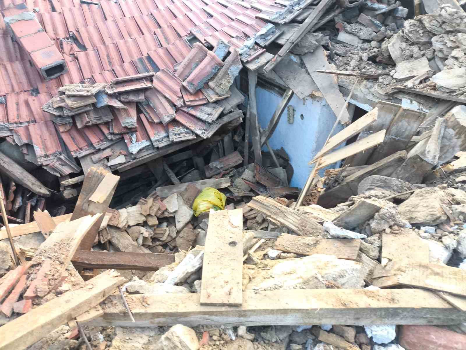 Manisa’da kerpiç ev çöktü: 1 yaralı
