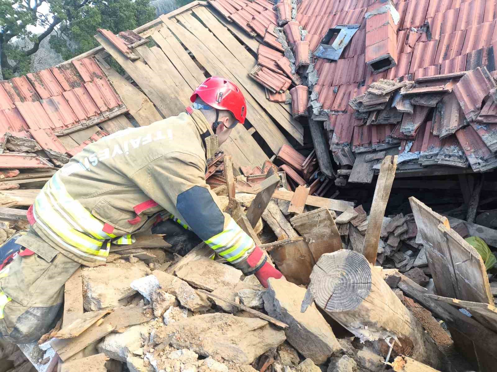 Manisa’da kerpiç ev çöktü: 1 yaralı
