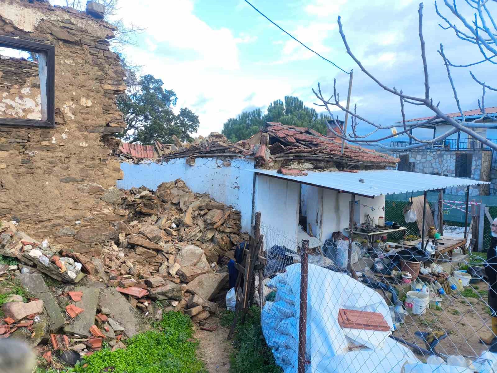 Manisa’da kerpiç ev çöktü: 1 yaralı
