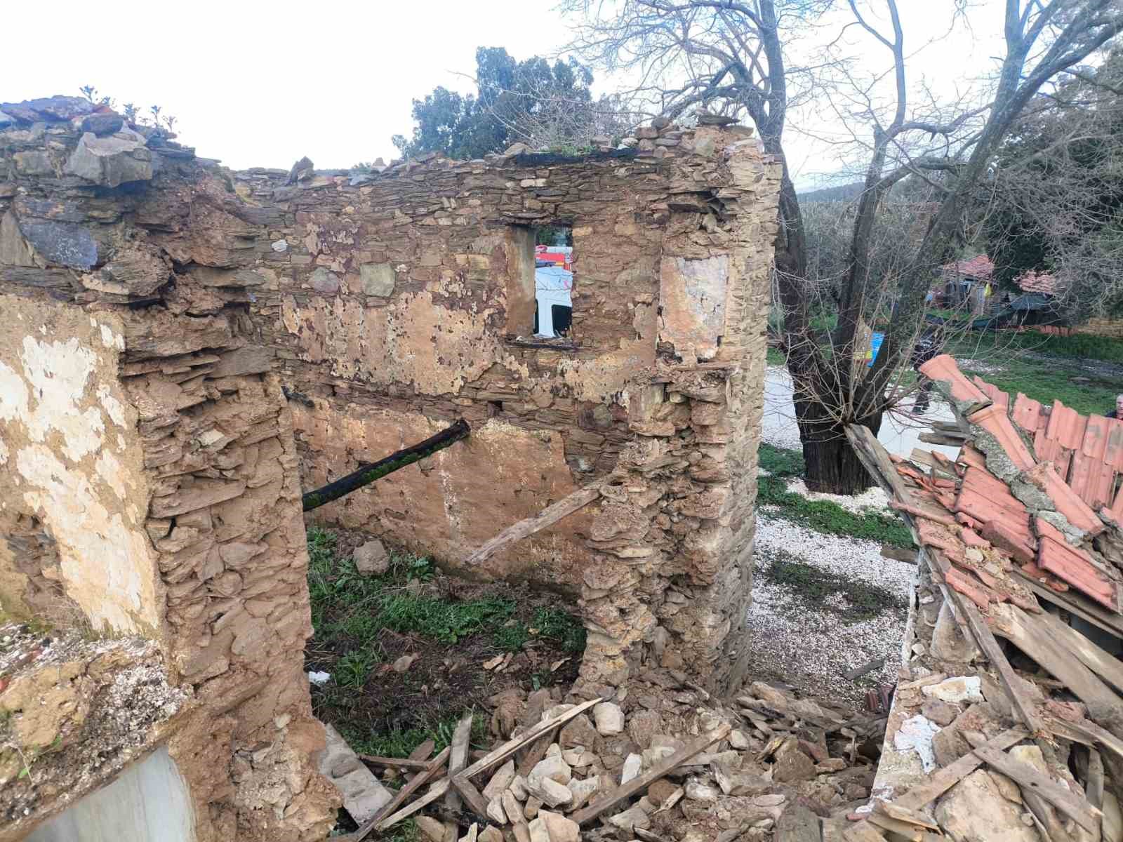 Manisa’da kerpiç ev çöktü: 1 yaralı
