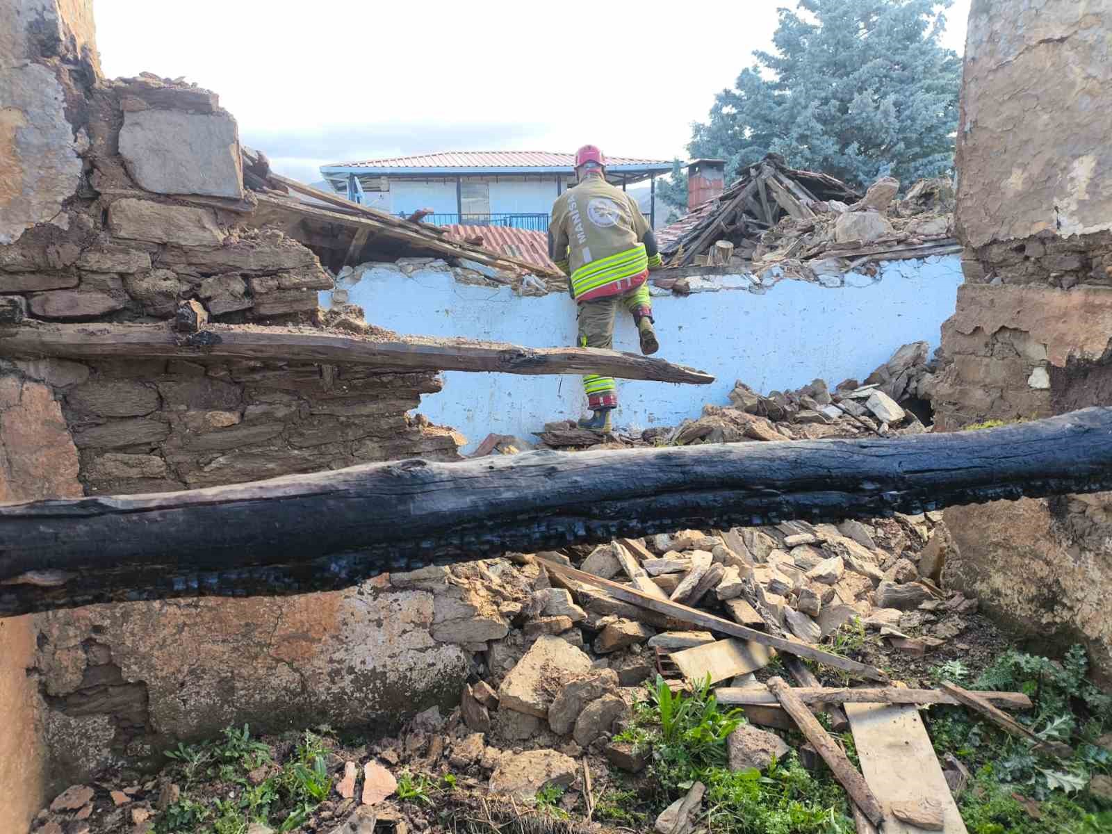 Manisa’da kerpiç ev çöktü: 1 yaralı
