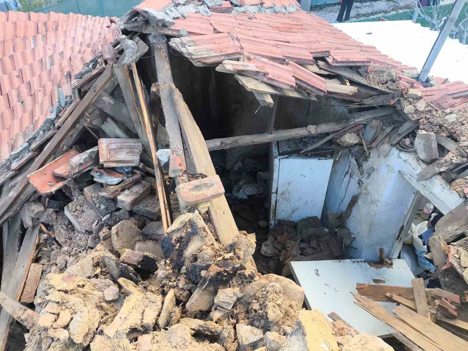 Manisa’da kerpiç ev çöktü: 1 yaralı
