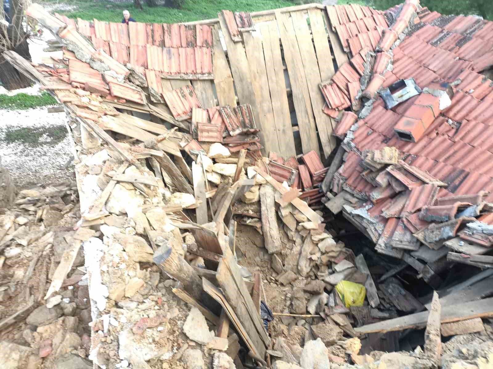 Manisa’da kerpiç ev çöktü: 1 yaralı
