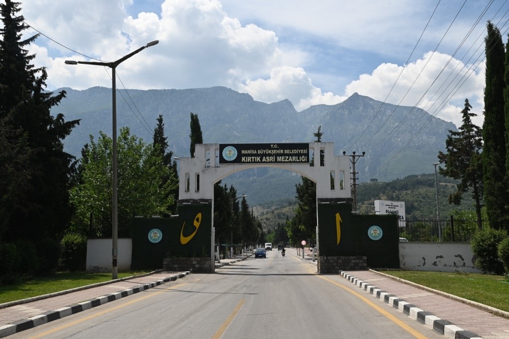 Manisa’da mezarlıklara kapsamlı bakım
