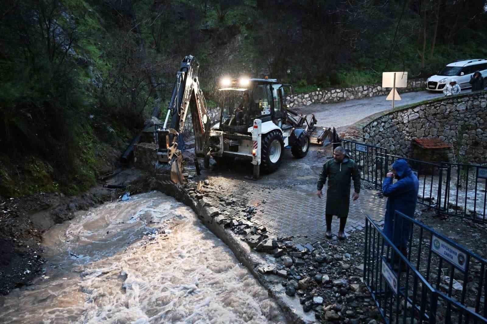 Manisa’da muhtemel taşkınlara karşı ekipler seferber oldu
Manisa’da muhtemel taşkınlara karşı ekipler seferber oldu