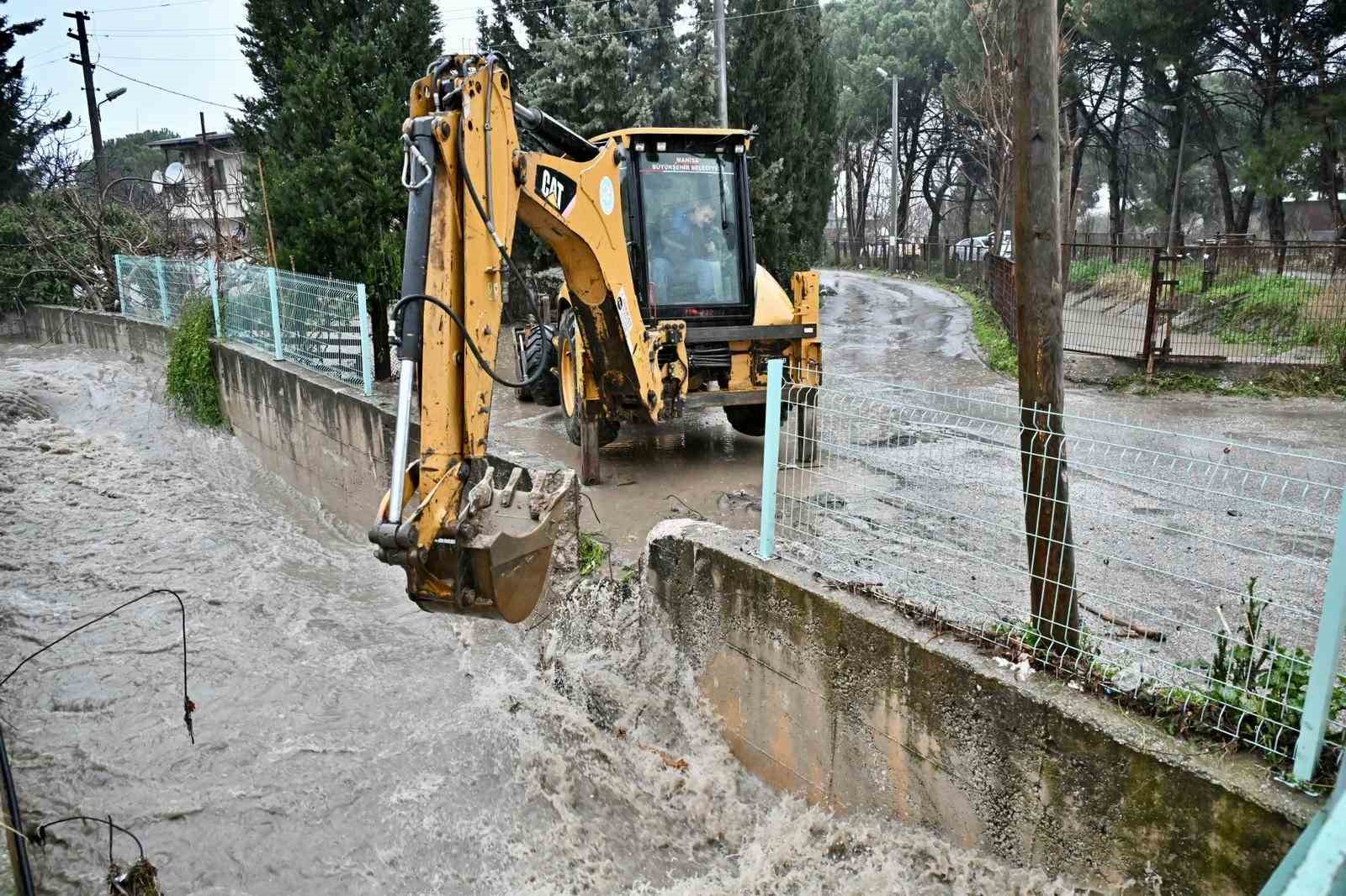 Manisa’da muhtemel taşkınlara karşı ekipler seferber oldu
Manisa’da muhtemel taşkınlara karşı ekipler seferber oldu