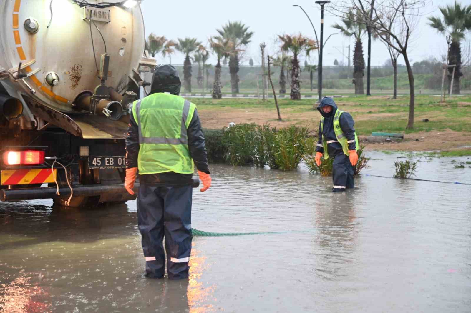 Manisa’da muhtemel taşkınlara karşı ekipler seferber oldu
Manisa’da muhtemel taşkınlara karşı ekipler seferber oldu
