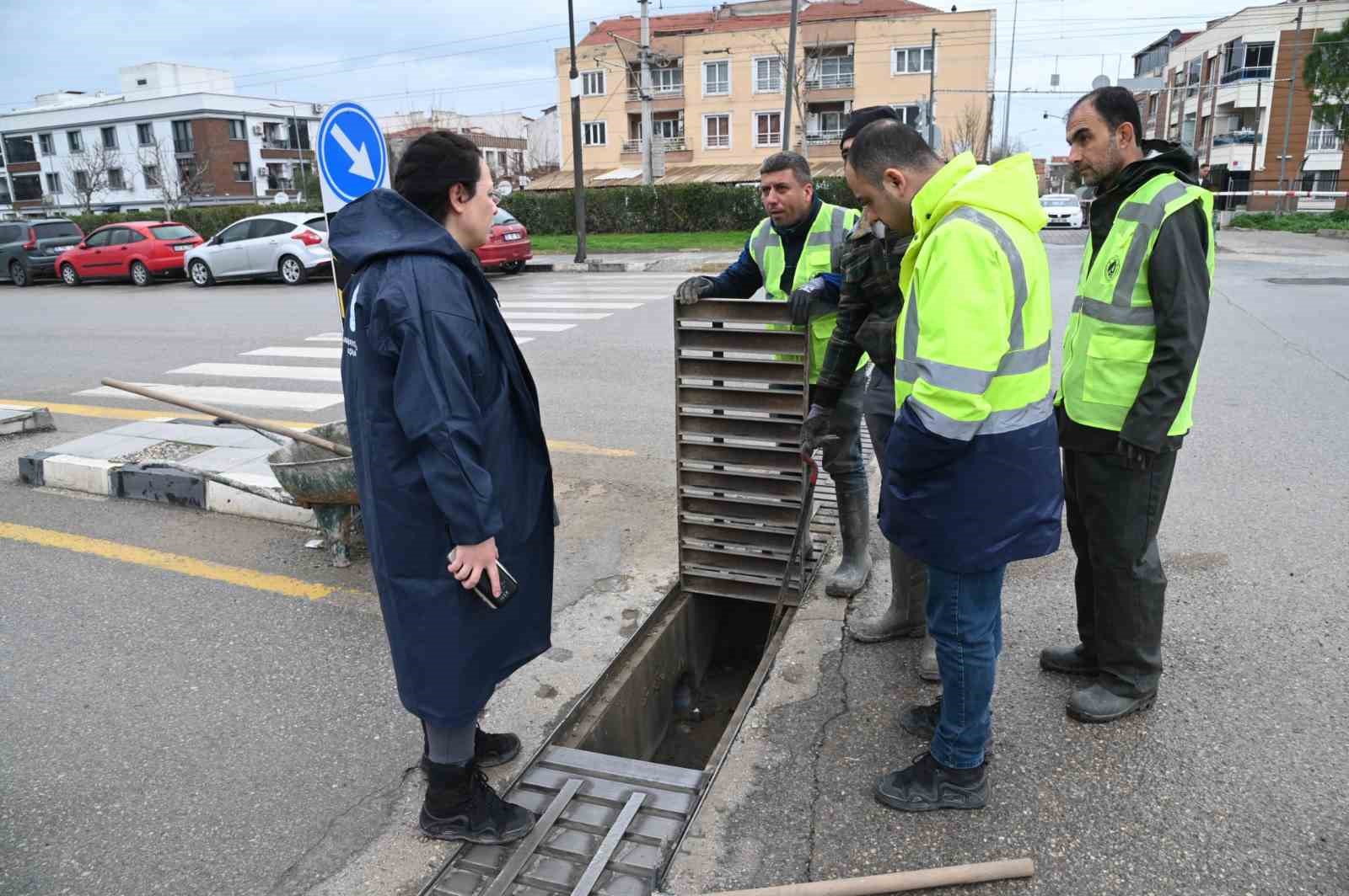 Manisa’da muhtemel taşkınlara karşı ekipler seferber oldu
Manisa’da muhtemel taşkınlara karşı ekipler seferber oldu