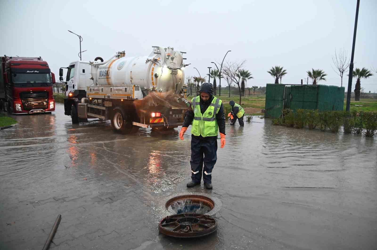 Manisa’da muhtemel taşkınlara karşı ekipler seferber oldu
Manisa’da muhtemel taşkınlara karşı ekipler seferber oldu