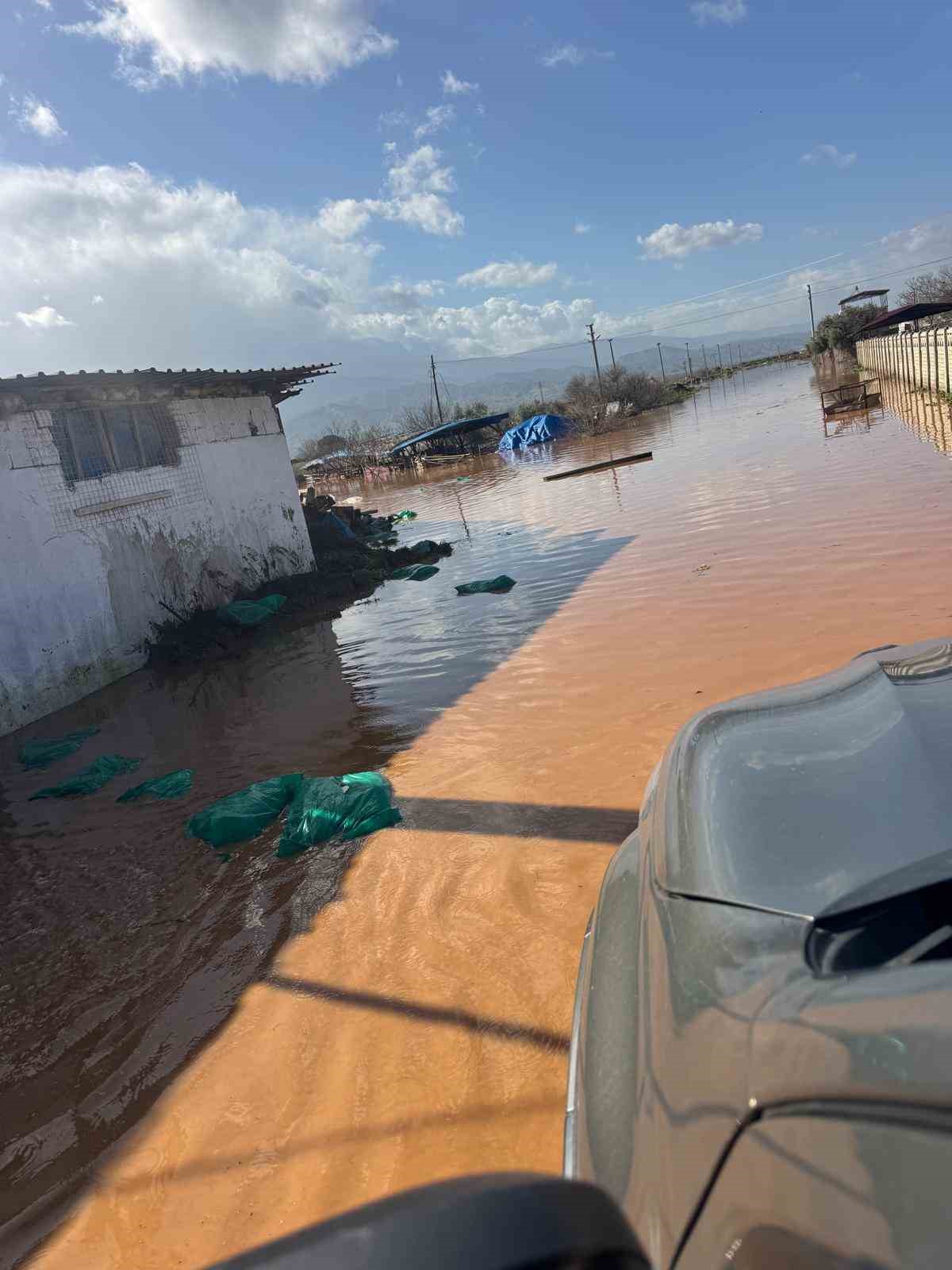 Manisa’da nehir taştı, mahsur kalan vatandaşlar traktörlerle kurtarıldı
