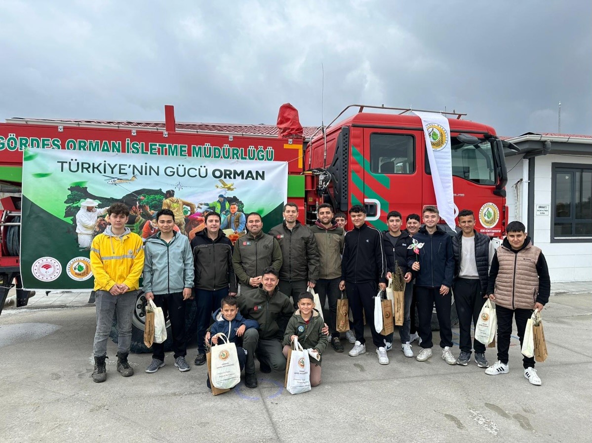 Manisa’da Orman Haftası’nda binlerce fidan toprakla buluştu
Manisa’da Orman Haftası’nda binlerce fidan toprakla buluştu