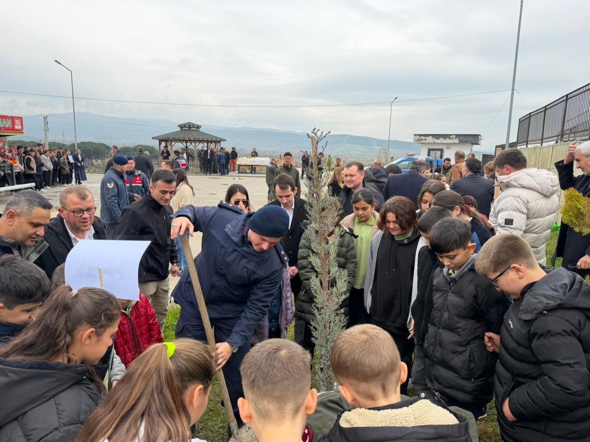 Manisa’da Orman Haftası’nda binlerce fidan toprakla buluştu
Manisa’da Orman Haftası’nda binlerce fidan toprakla buluştu
