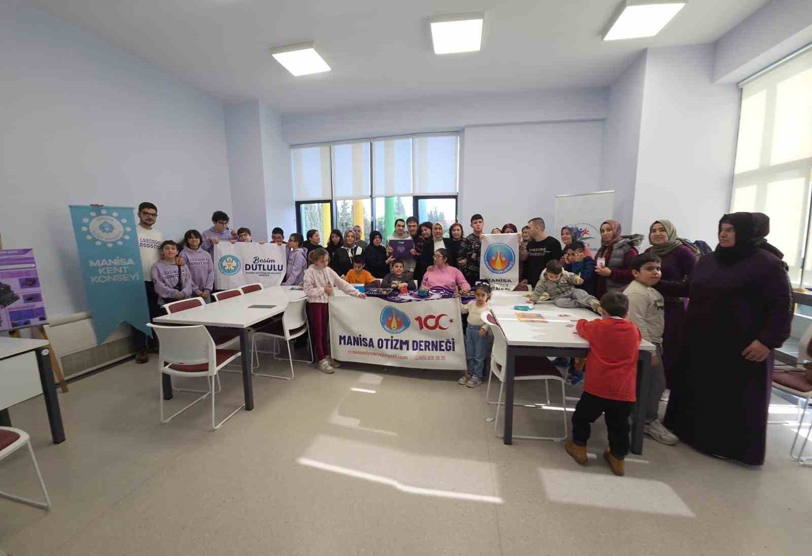 Manisa’da otizmli öğrenciler kendi robotlarını kodladı

