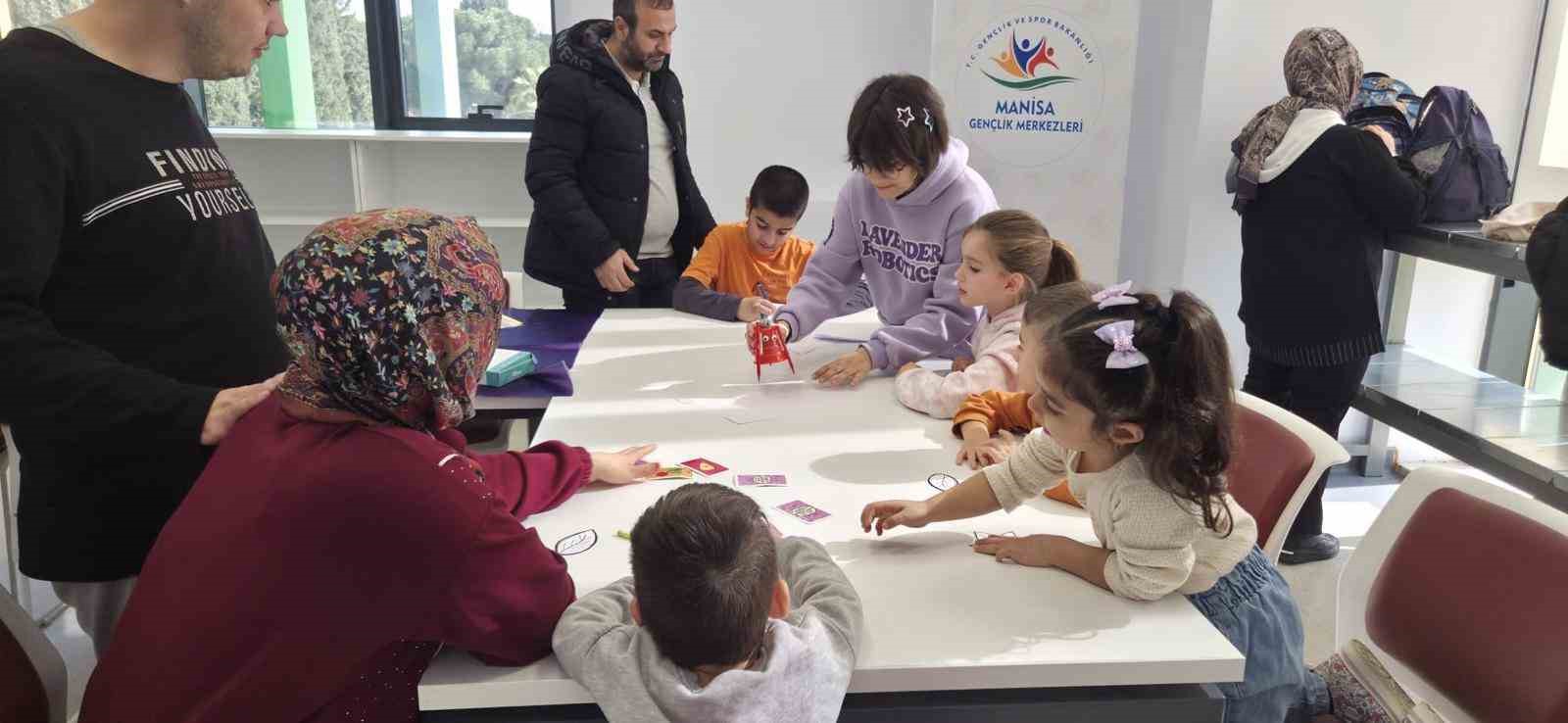 Manisa’da otizmli öğrenciler kendi robotlarını kodladı
