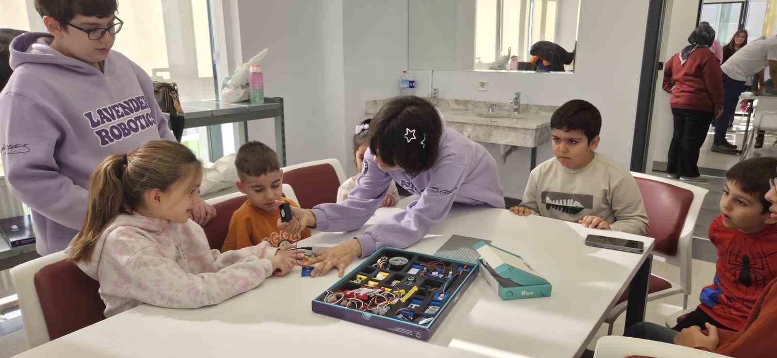 Manisa’da otizmli öğrenciler kendi robotlarını kodladı
